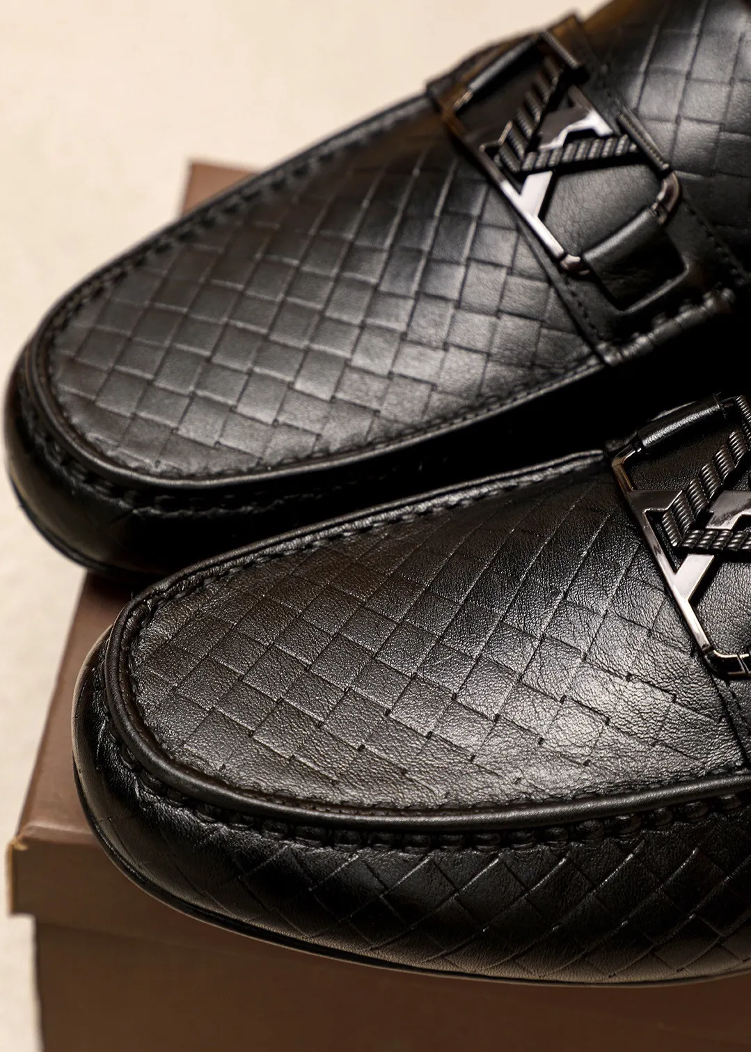 Men's Men's Shoes 💰: 420 💐BV Men's Slip-on Shoes® [BOTTEGA VENETA] Official website counter new model, one-to-one mold opening ⚠Italian calfskin embossed ➕Cow 🐂 leather lining. Driving slip-ons, available at counters, sizes 39-44 (38.45🉑️customized)